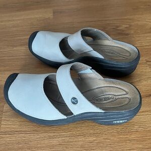 KEEN Saratoga mule slip on sandals shoes stone gray leather sz 8 38.5